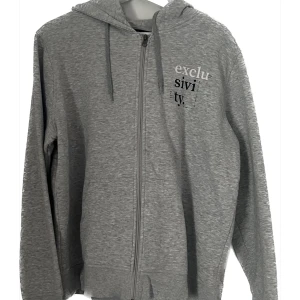Ljusgrå zip up hoodie - Aningen ljusare i verkligheten än på bilden, lite liten i storlek (passar L kanske M som overzised)