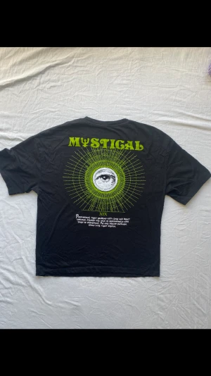 Mystical t shirt  - En t shirt med print på både fram- och baksidan. Kappan är tyvärr avklippt men skulle säga att det är en M/L