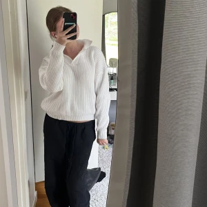 Vit tröja  - Jättemysig och söt höstig tröja! Knappt använd och i mycket fint skick 