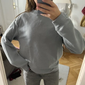 Collagetröja  - Perfekta tröjan till hösten i en grå/blå färg. Helt oanvänd från hm-herr i storlek s. 