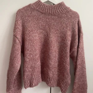 Stickad tröja  - Rosa stickad tröja från Nakd💗