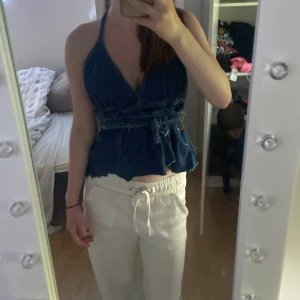 Blå topp - Mörkblå topp i denim. Går att knyta som halterneck eller korsa banden🫶