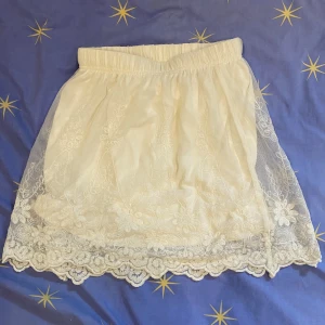 Spets kjol - SUPER SÖT spetts kjol från vila. Säljar pga den är för liten🤍