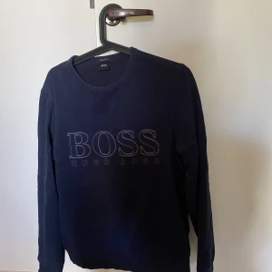 Hugo boss crewneck - Säljer min Hugo boss crewneck då jag har vuxit ur den. I bra skick, storlek M regular fit 