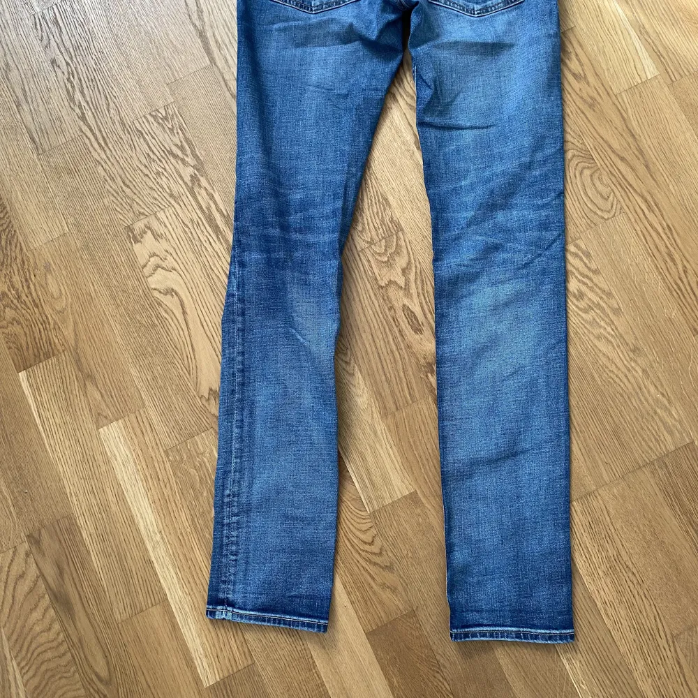 Säljer mina Jean från crocker jeans då jag har vuxit ur dem. Storlek W29 L34 slim . Jeans & Byxor.