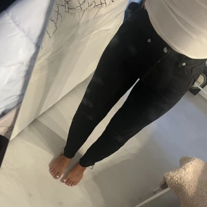 Jeans - Hål i knäna. Pris går att diskutera!