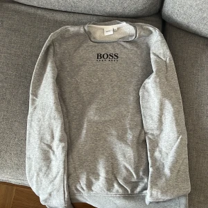 Huga boss tröja - Säljer min Hugo boss tröja då den är för liten för mig bra skick inte sönder nånstans