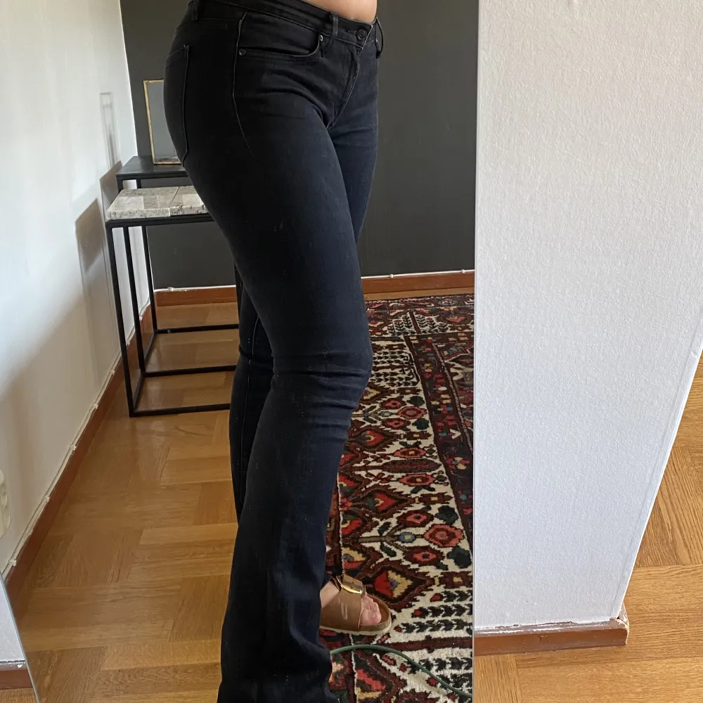 Svarta flared low waist jeans från Crocker som tyvärr inte passar mig längre :( Storlek 29/33.. Jeans & Byxor.