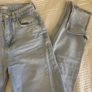 Säljer mina jeans från GinaTricot då dem är för små för mig. Sällan använda och väldigt fina.