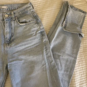Jeans från GinaTricot  - Säljer mina jeans från GinaTricot då dem är för små för mig. Sällan använda och väldigt fina.