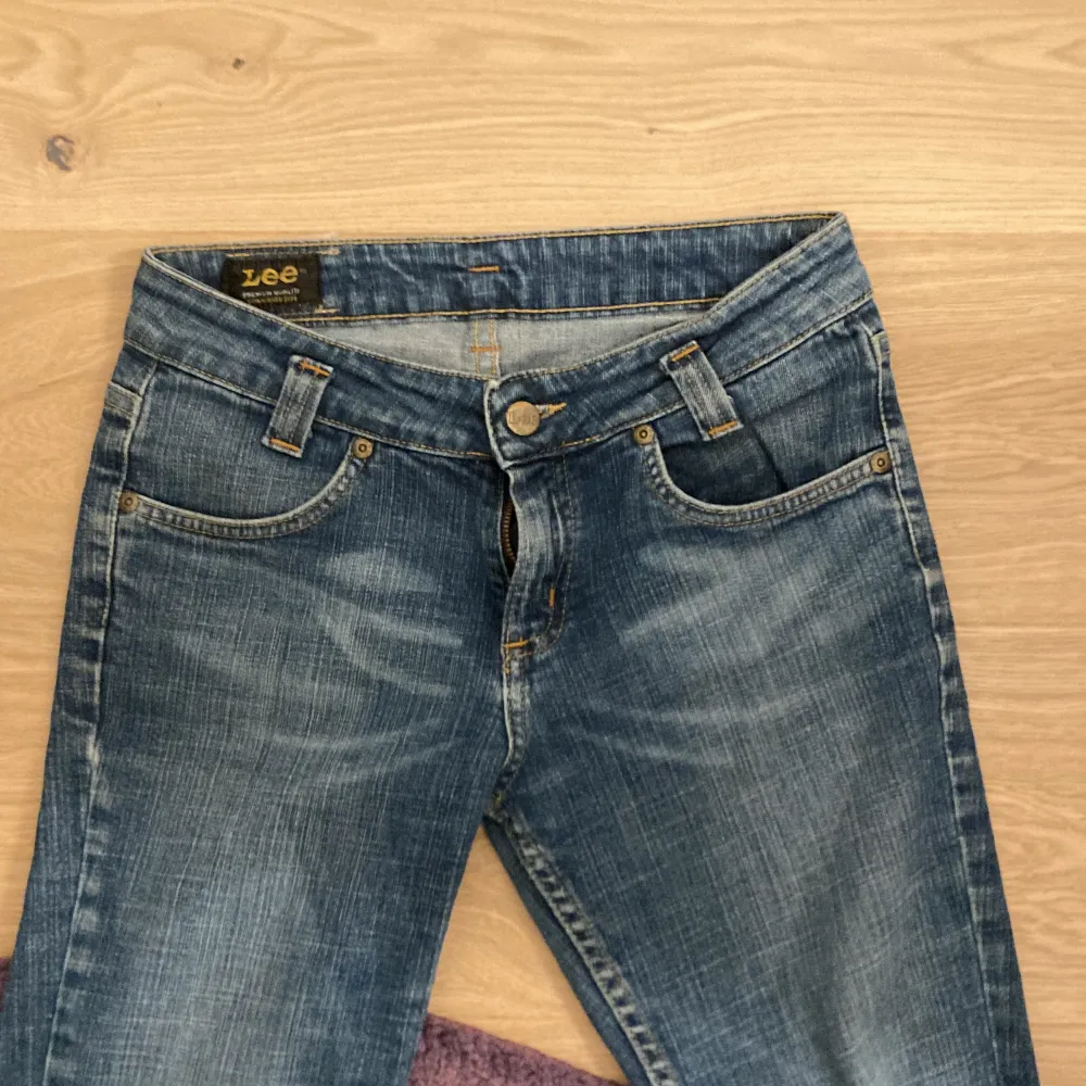 Jätte snygga lågmidjade lee bootcut jeans som tyvärr inte passar mig☹️  Midjemåttet är 34 cm raktöver och innebenslängden är ungefär 68 cm. Skulle säga att det ungefär är 32/34 i storlek. Passar mig perfekt i längden och är 164 cm.🫶🏼. Jeans & Byxor.