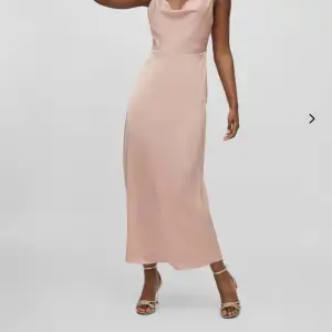 Jättesöt rosa axelbandsklänning i satin med bar rygg. Använd en gång. Storleken är 38 men passformen är som 36. Nypris 459 kr.