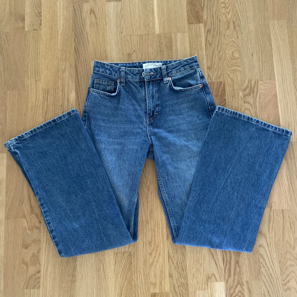 Säljer dessa flare jeans i highwaist som är köpta från asos, märket är topshop! Säljer då de börjar bli för tighta för mig. Längden är perfekt för mig som är 166! Är i superfint skick:) Köpare står för frakt. Kolla gärna min profil för annat liknande 💓. Jeans & Byxor.