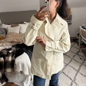 Kort trenchcoat - Kort trenchcoat köpt second hand, väldigt bra skick och inte så använd av mig! Finns även ett knyte till💕❣️ så fin färg och perfekt nu för sensommar/höst!