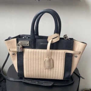 Zadig & Voltaire väska - Världens finaste Zadig väska i svart o ljusrosa. Några tecken på användning bla i metallen under och vid låset, men lädret är rent o den är i fint skick. 