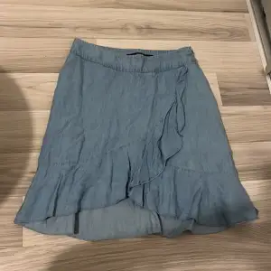 Kort kjol från bikbok som är en gammal modell och kommit till användning några få gånger