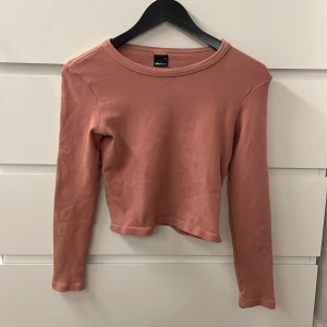 Rosa tröja - Tröjan är köpt på Gina Tricot, använd några gånger, fint skick, lite croppad men inte mycket, skön🩷