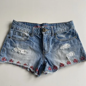 Lågmidjade jeans shorts  - Assnygga lågmidjade jeansshorts från guess! Är lite osäker på storleken, med det står 12. Kontakta mig gärna för mer frågor💘 Använd köp nu💘