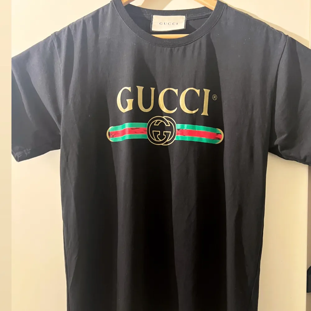 Svart Gucci T-shirt med klassisk logga.. T-shirts.