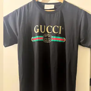 Svart Gucci T-shirt med klassisk logga.