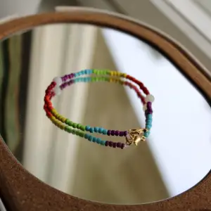 Handgjort armband i glaspärlor ”regnbåge” 🌈❤️Tråden är elastisk på alla armband jag säljer!