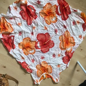 Klänning - Köpt på någon marknad i Thailand har knappt använts något oklar stl men ja är stl L och den sitter löst på mig