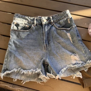 Jeansshorts  - Jeansshorts från Bikbok strl S, inga skavanker, fint skick  Kan fixa fler bilder om så önskas 🌸