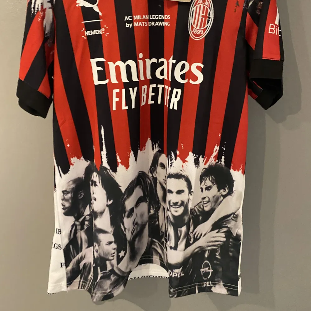 Säljer denna feta Milan tröjan, helt ny. . T-shirts.