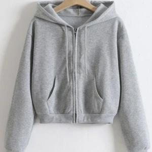 Basic grå hoodie - Säljer denna jätte fina gråa hoodien💘 använd ett fåtal gånger. Säljer pga att den är upp till min midja och vill gärna ha en som är lite längre 🫶