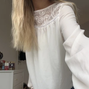 Blus  - Säljer denna jätte fina blus som jag har köpt här på plick. Köptes för 265kr men säljer för 135+frakt💕Passar någon som är typ 1,58-1,65 