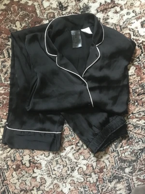 Pyjamas set  - Jättefint pyjamas set i silke från h&m, storlek Xs❤️❤️❤️❤️