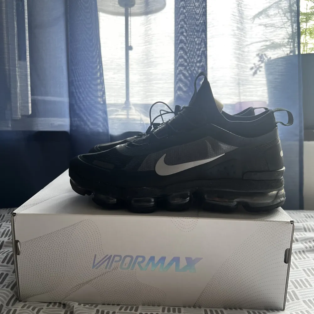 Säljer mina vapormax på grund av att de inte passar mig. Skick 10/10. Inget fel på skorn har inte kunnat använda den så mycket. Storlek 44. För fler bilder skriv gärna.. Skor.