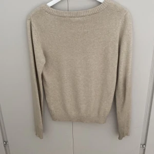 Stickad tröja  - Säljer denna supergulliga stiackade tröja från vila i stl xs, nyskick ❤️❤️