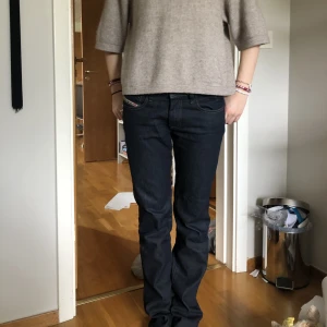 Dieseljeans - Säljer dessa assnygga lågmidjade Dieseljeans då dom tyvärr blivit försmå. Storleken är 28/32 vilket motsvarar xs.  Midjemått: 39cm Innerbenslängd: 79cm