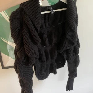 Stickad kofta med volanger - Kofta från h&m köpt second hand. I mycket fint skick.
