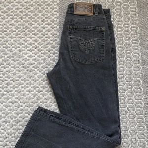 Lågmidjade jeans - Säljer dessa lågmidjade jeans då de är lite stora på mig, skriv för fler bilder🤍