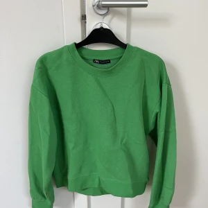 Grön sweatshirt från Zara💚 - Säljer denna gröna sweatshirt från Zara💚köpt för ca 2 år sedan men är sparsamt använd! Säljer då den ej kommer till användning