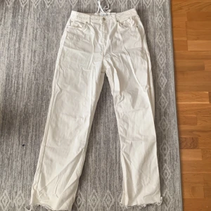 Jeans med knyte - ”Detaljerad Denim” från NA-KD. Storlek 40, krämvit färg skulle jag säga. Som ett skosnöre ibak för att spänna åt i midjan. Pris kan alltid diskuteras! Använt typ två gånger
