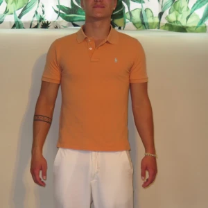 Polo Ralph Lauren Piké  - Tjena säljer denna fina piké!  Con 9/10. Säljer den bara då den är för liten i ärmarna. Jag är 178cm 74kg. Den är storlek L i barn storlek vilket motsvarar en XS. 