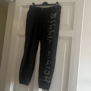 Billie Eilish merch - Svarta Billie Eilish byxor från bershka. Bra skick, men använda.