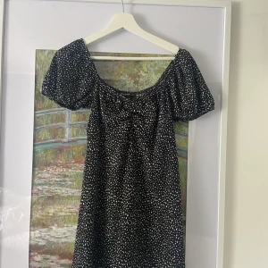 Svart prickig klänning  - Väldigt fin svart prickig klänning 