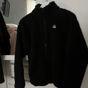 Teddy jacka - Teddy jacka från champion, storlek XS men är något oversize så sitter mer som en S, dragkedja hela vägen. Köptes på Nelly men säljs inte mer! Endast använd 1 gång, nyskick. Perfekt nu till höst