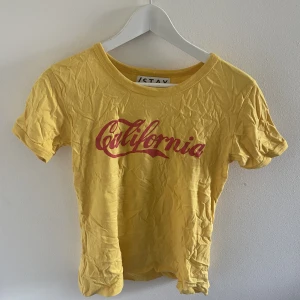 T-shirt - Snygg tröja secondhand!