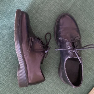 Svarta dr martens  - Galet snygga dr martens skor i bra skick. Säljer för att de är för små