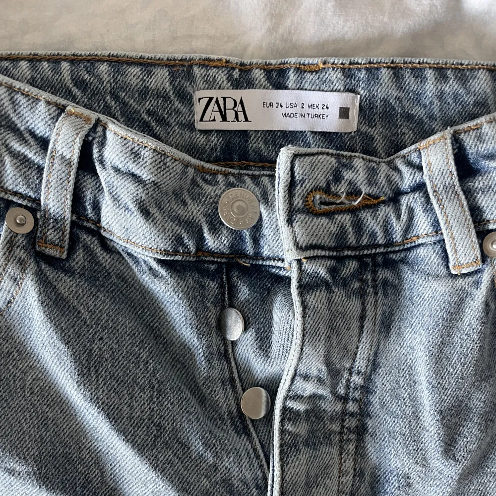 Säljer dessa knappt använda hittade i garderoben jeans från ZARA! Bra skick, storlek 34! . Jeans & Byxor.
