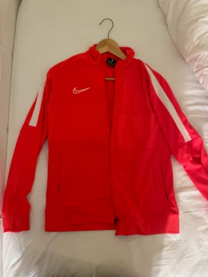 Nike kofta - Röd nike kofta. Storlek Xl men i barnstorlek. Motsvarar xs/s