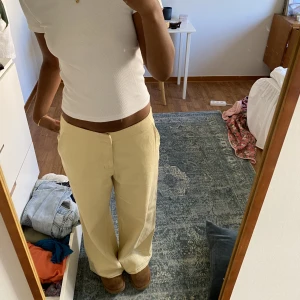 Gula baggy byxor  - Sjukt snygga low waist byxor från zara som är uppsydda för att passa mig som är 165! Går att sprätta upp och göra kortare eller upp till 12 cm längre ungefär 👙😜Pris kan diskuteras vid snabb affär 