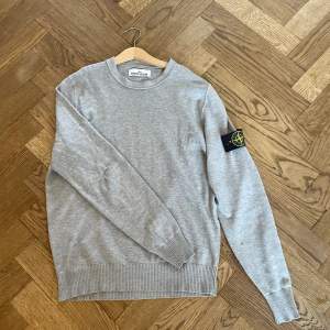 Säljer en snygg stone island tröja i fint skick som är autentisk, kan skicka inom Sverige, fler bilder kan skickas om intresse. 