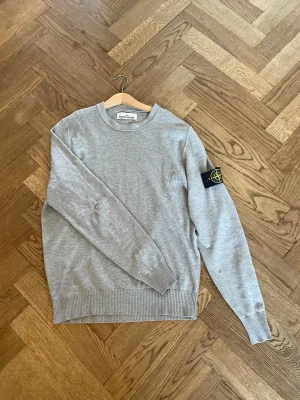 Stone island crewneck - Säljer en snygg stone island tröja i fint skick som är autentisk, kan skicka inom Sverige, fler bilder kan skickas om intresse. 