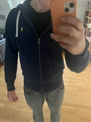 Ralph lauren zip hoodie, blå storlek S - Har använt ett tag men har inga defekter, är i toppen skick!